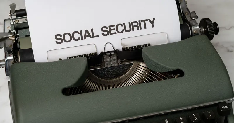Machine à écrire tapant un document intitulé « Social Security »