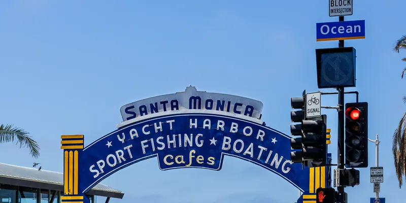 Arche emblématique « Santa Monica Yacht Harbor » à l'entrée de la jetée