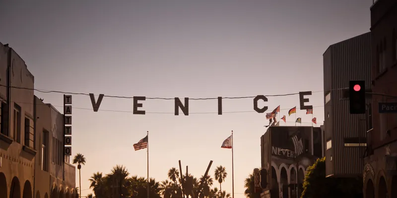 Enseigne emblématique « VENICE » au-dessus de Windward Avenue au coucher du soleil